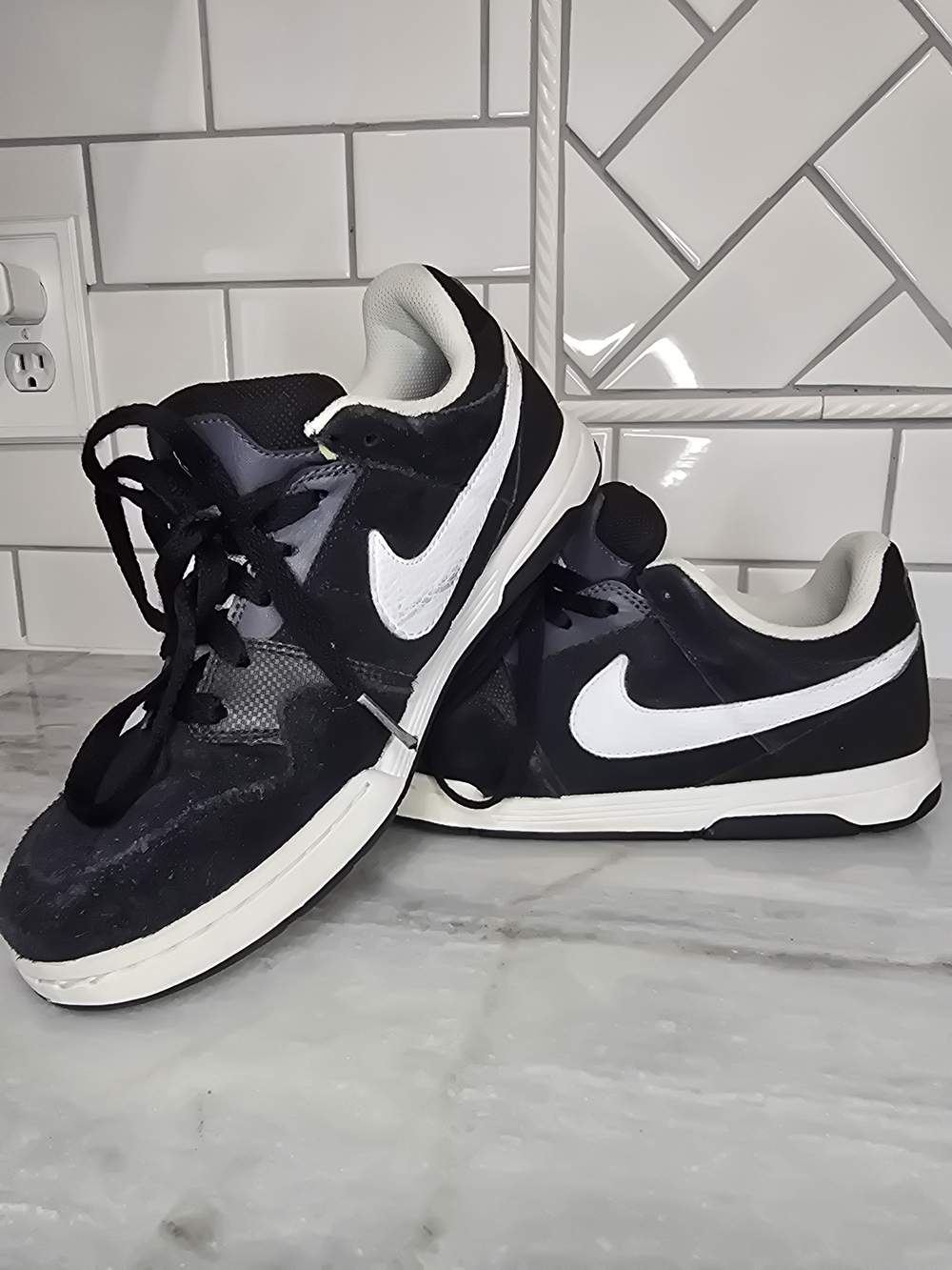 Nike Mogan 6.0 Skate Shoes Black White Size 7Y